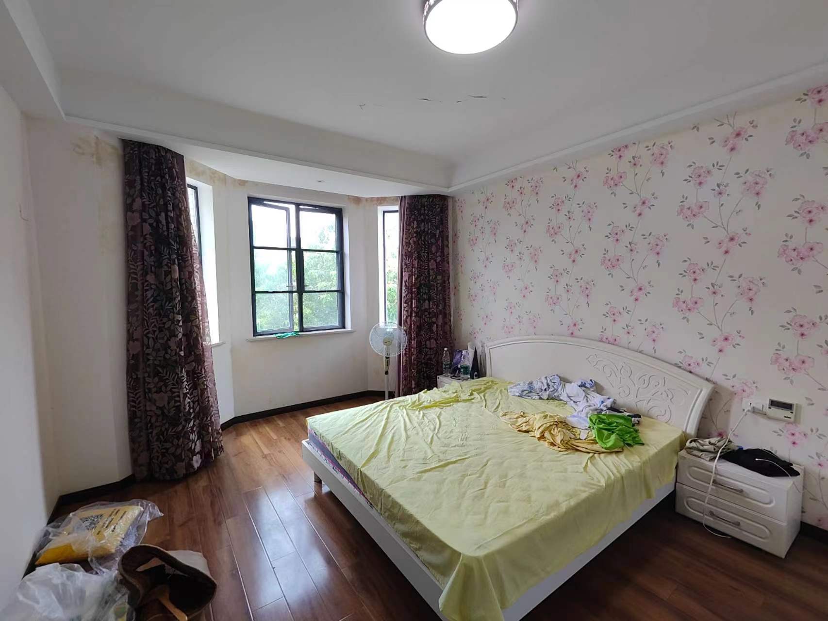 绿地华庭麓城精装大三房，全屋品牌家具家电，拎包入住，看房方便