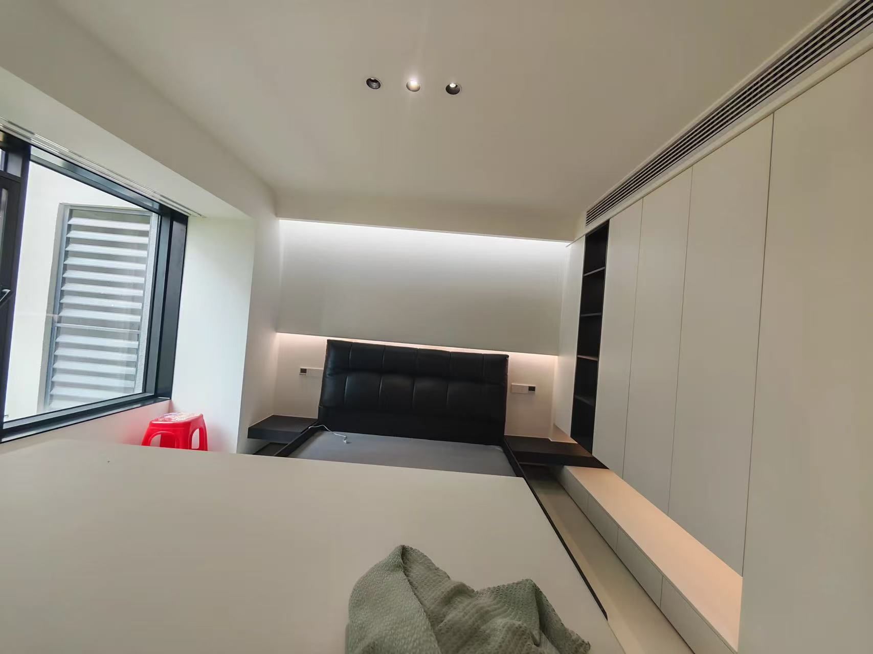 降价啦，蓝天花园，1梯1户144平拐角大阳台，精装全新精装四房，小高层