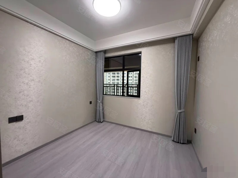 城南，御湖世家，全新装修，精装三房，一天未住，电梯中间好楼层，证满二