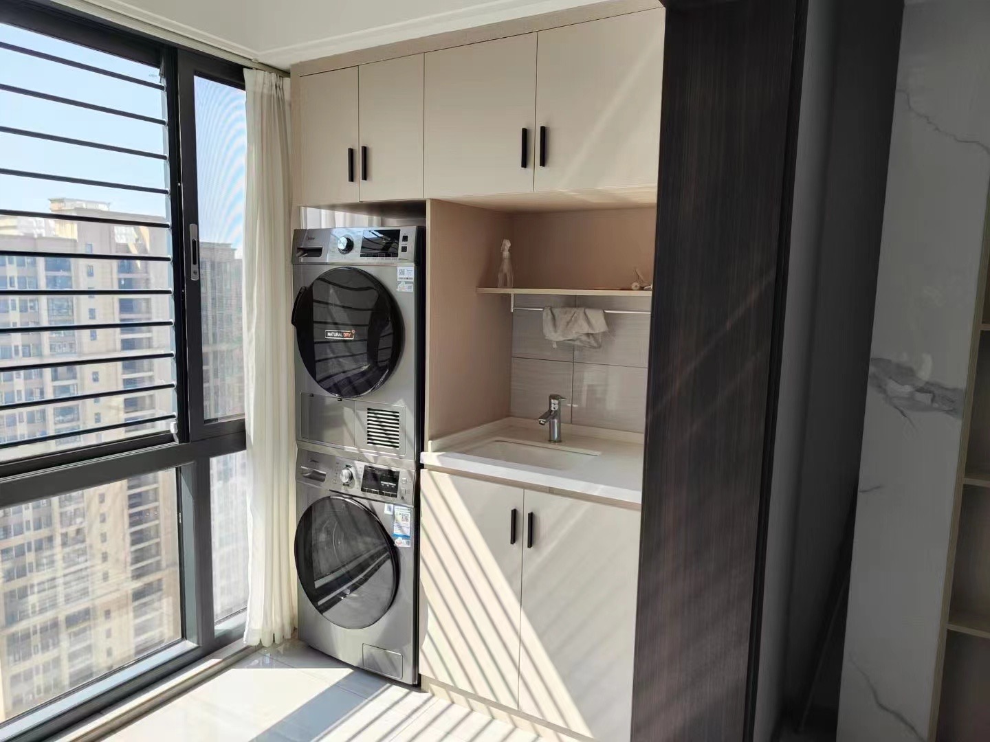 房东亏本出售，新二中对面，全屋暖气片，家具家电全送，证满二