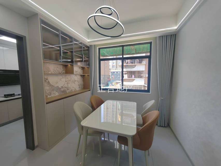 急售，大洪小区，步梯三楼，好停车，老证，精装三房，拐角大阳台，包满二过户