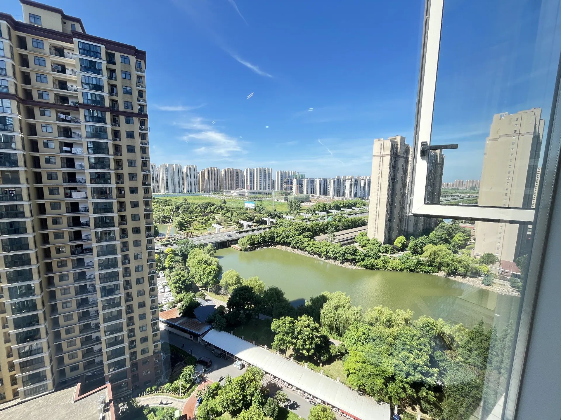 直降3.2万🔥城南地段，新城一号四期，精装三房两卫，可观湖景，密码看房