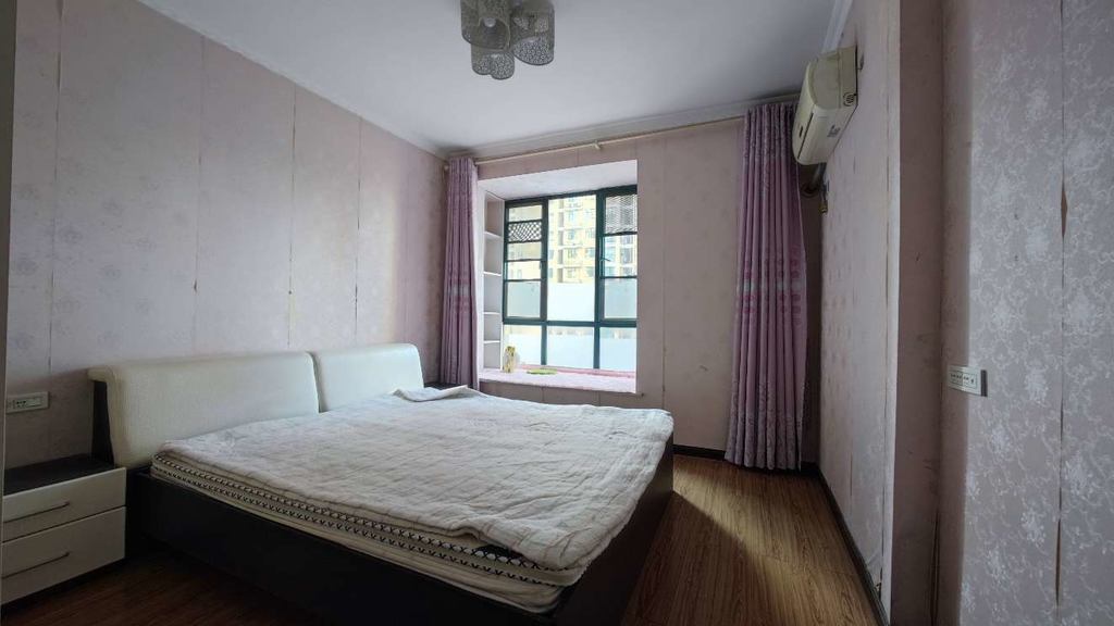 沔街三小旁，新城壹号小高层精装两房，自住，出租，过渡均宜。看房方便