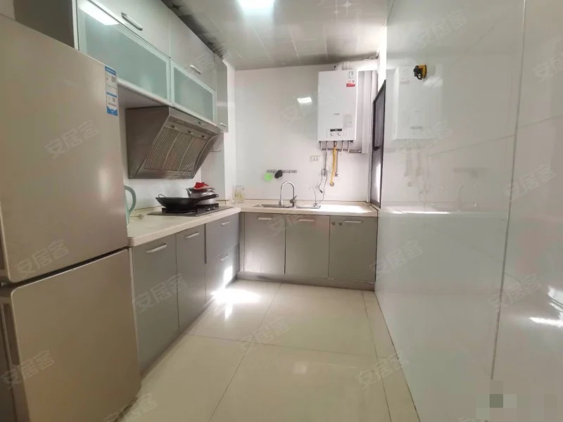 285，捡漏，亏本卖，新城一号旁，江汉名居，洋房，全屋暖气，精装3室2厅2卫，证满二