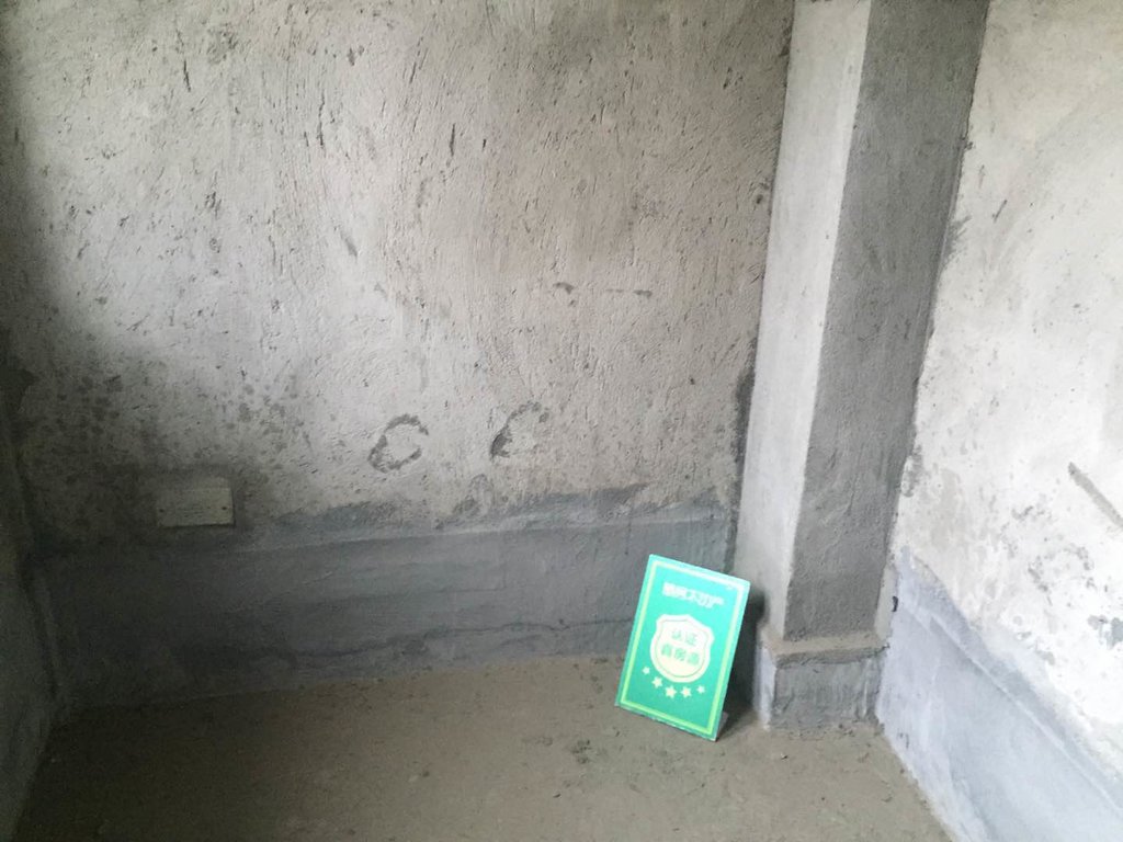 绿地华庭联排别墅，环境好的吓人，每天鲜氧环绕景色宜人