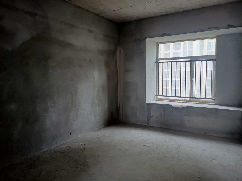 南城新区，蓝天新城毛坯大三房，南北双阳台，全人车分流，满二中间楼层