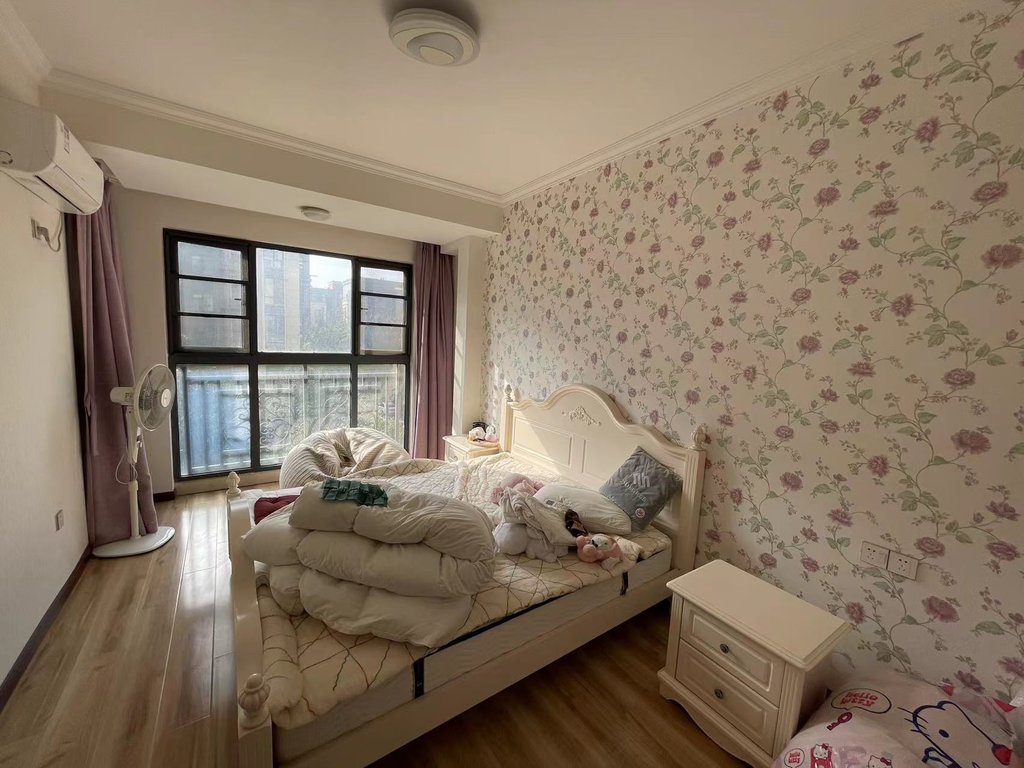 绿地香格里拉，小区环境好，大阳台。保养新，看房方便，拎包入住