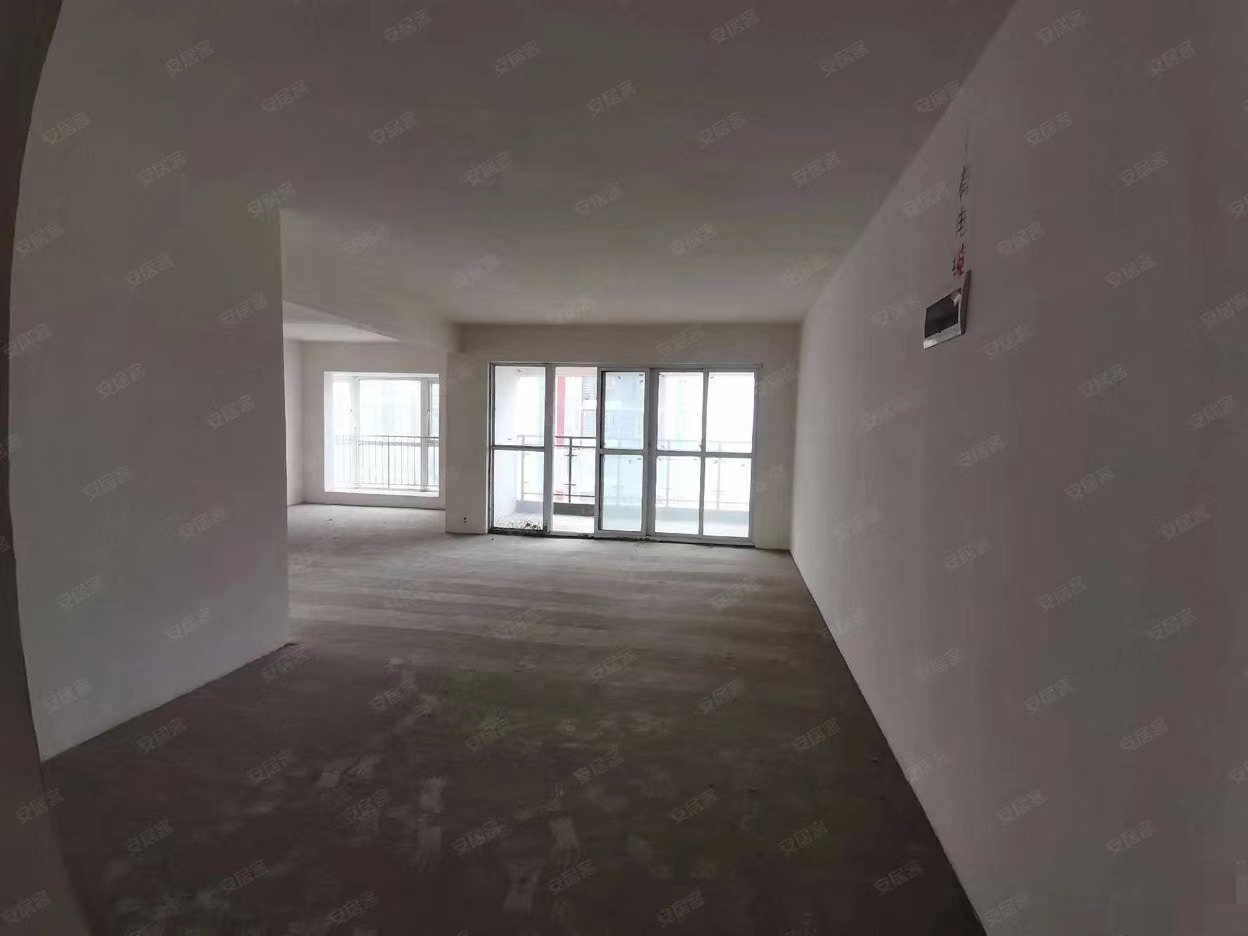 50，房东亏本出，城南，毛坯三房，单价4400 ​，证满五 ，电梯好楼层， 速度来捡漏