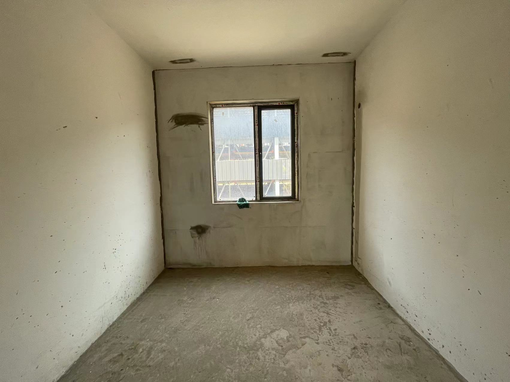 环球毛坯3面采光，单价5500，看房方便，出行方便