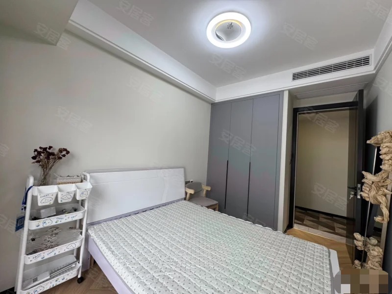 仙桃三中附近，精装大四房两卫，好楼层，全屋品牌家具家电，证满二，拎包入住