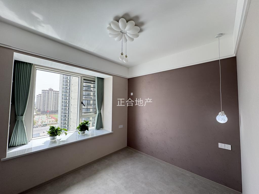 风和日丽，双书包房，精装三房两卫，全新装修，中间好楼层，拎包入住，证满二