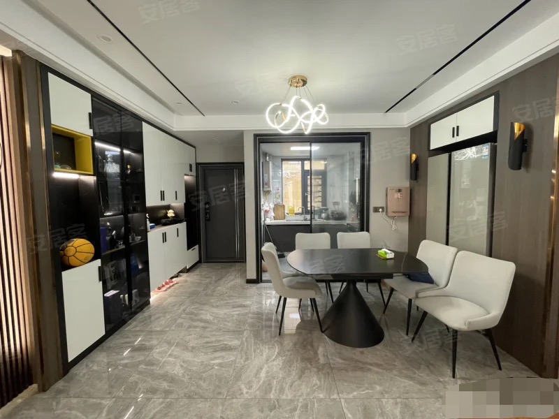 捡漏，急售，新城壹号•四期，湖景房，精装三房，好楼层。证满二