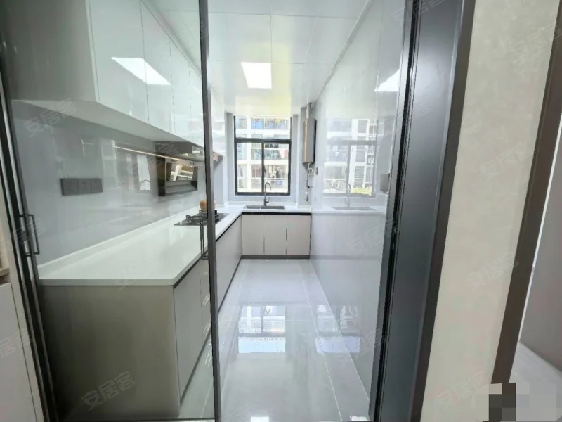 流潭公园旁，步梯好楼层，单价3900，东边户。证满二，精装三房二卫