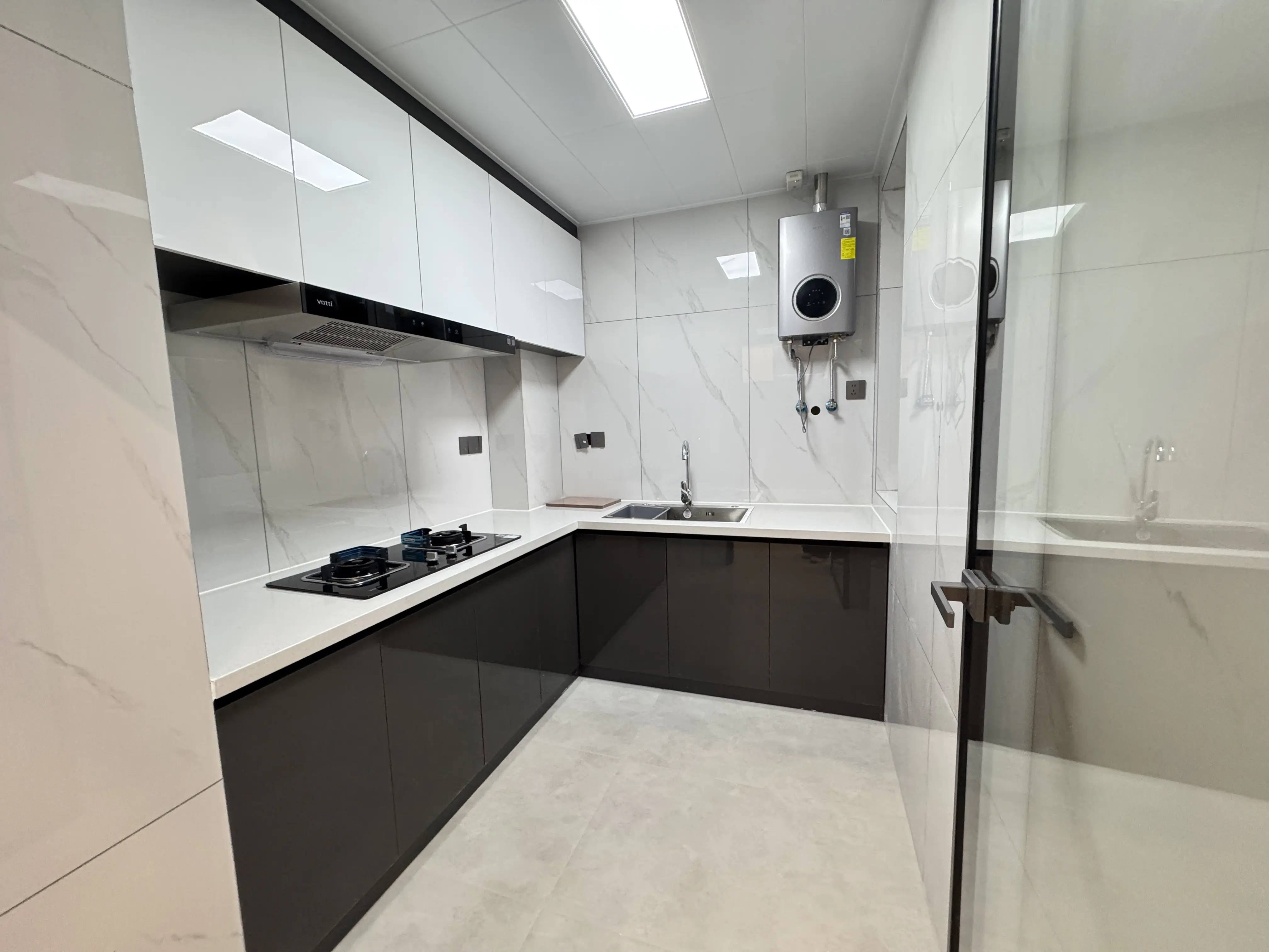 森林国际城3室2厅全新精装修两证全支持按揭贷款，优价出售！