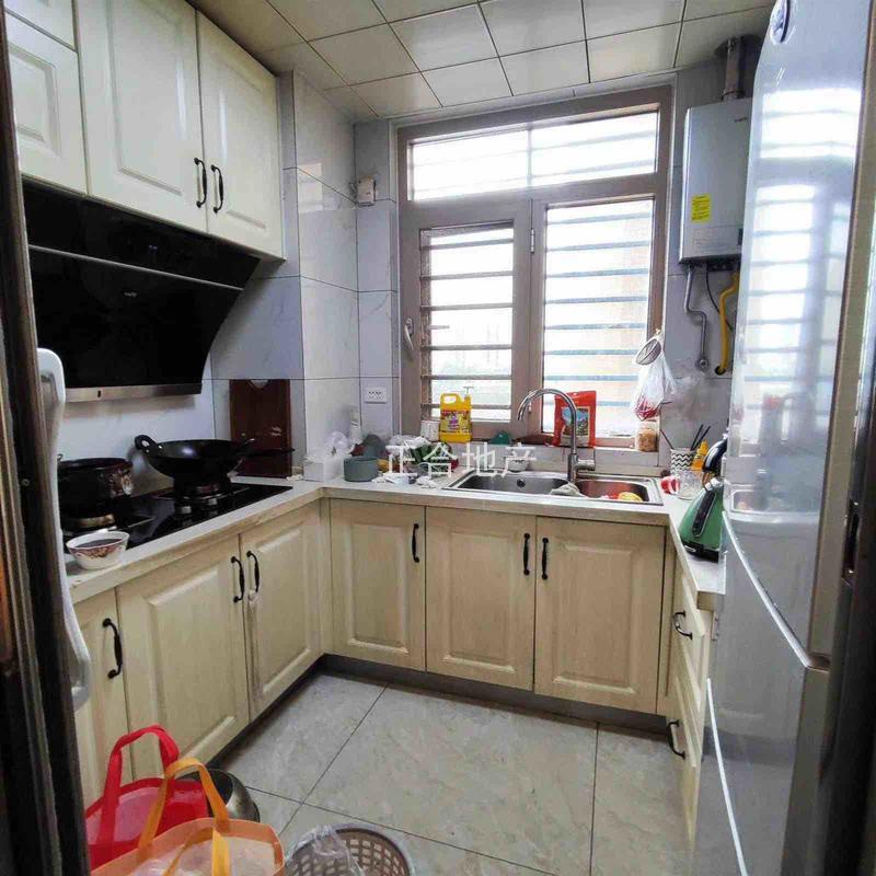 城南新城壹号五期，精装三房，成色新，边户，南北双阳台。证满二