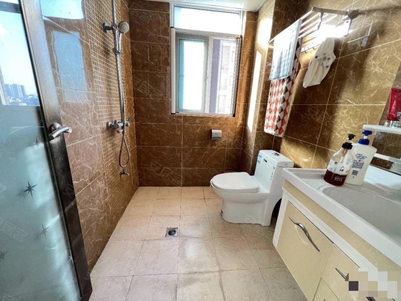 业主诚心出售，和合国际，精装大两房两厅两卫，中间好楼层，证满二