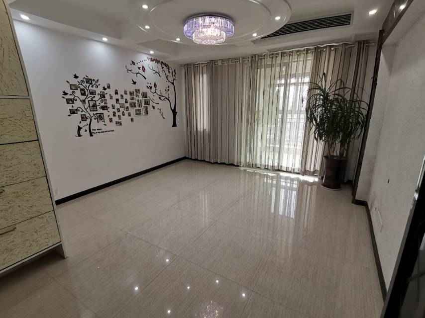 急售…绿地华庭天然氧吧，上下分层两户进出，产权面积254平米，使用面积315平米。