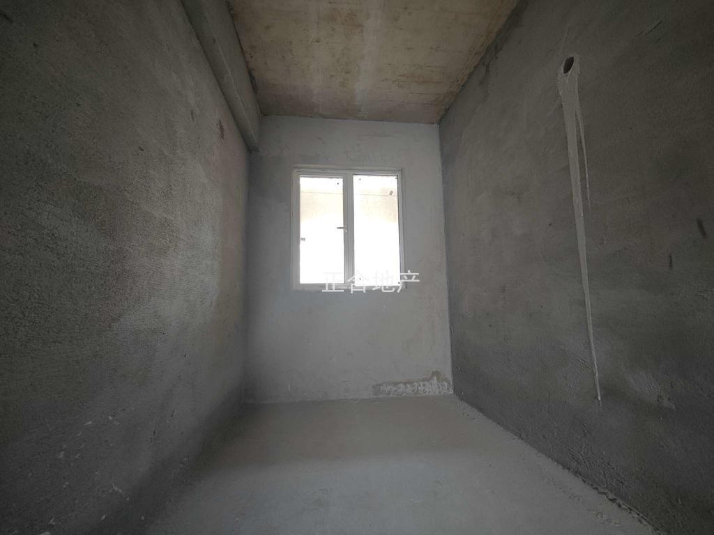 蓝天白云稀少小三房！单价6200！