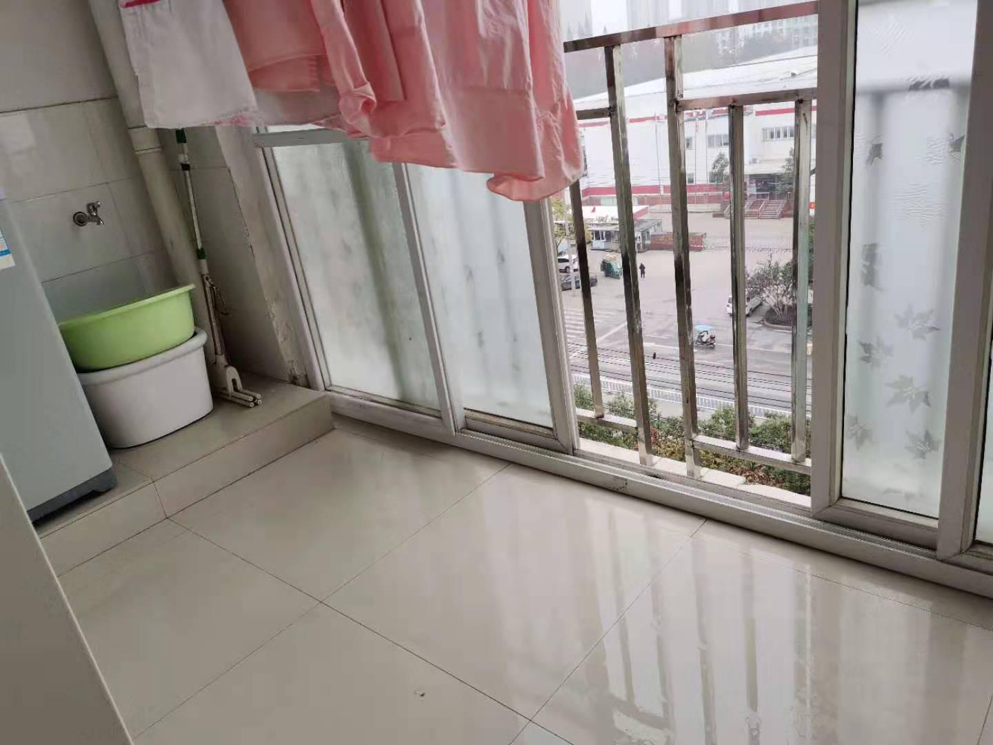 城东梧桐苑旁边宏成小区 保养好 小区好停车