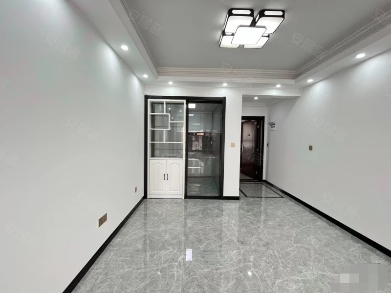 376，捡漏，亏本出，沔阳公馆，精装3房2厅2卫，单价5000，电梯10楼。证件满2年三开间朝南