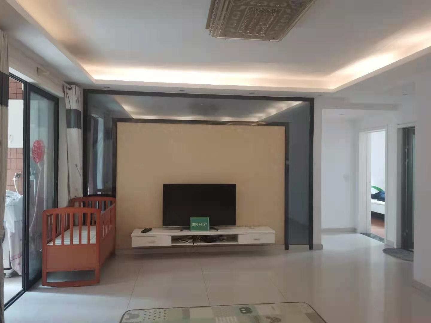 金域城邦精装四房，家具家电齐全，拎包入住。