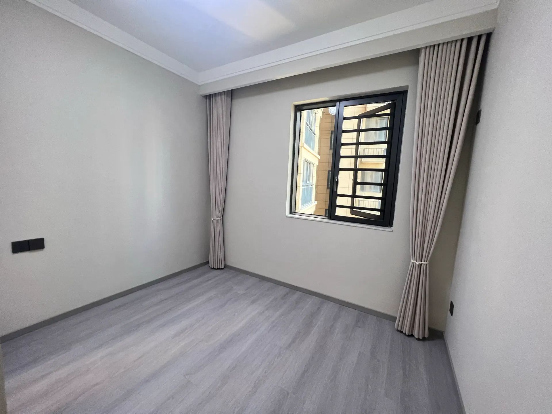 二中‮小二‬对面，森林国际，新全‬装修‮房三‬两卫，​电梯9楼，证满二，拎包‬入住