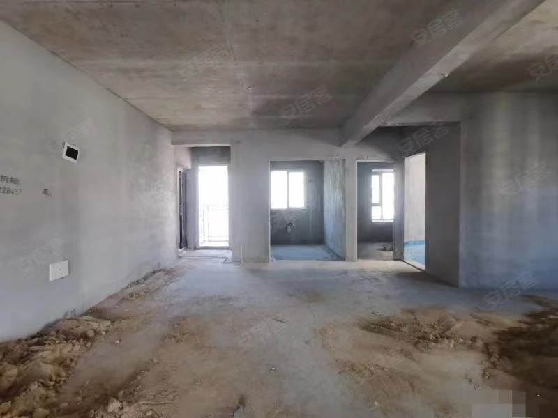 急售，房东亏本出，蓝天白云，东边户，中间好楼层，视野开阔，证即将满二