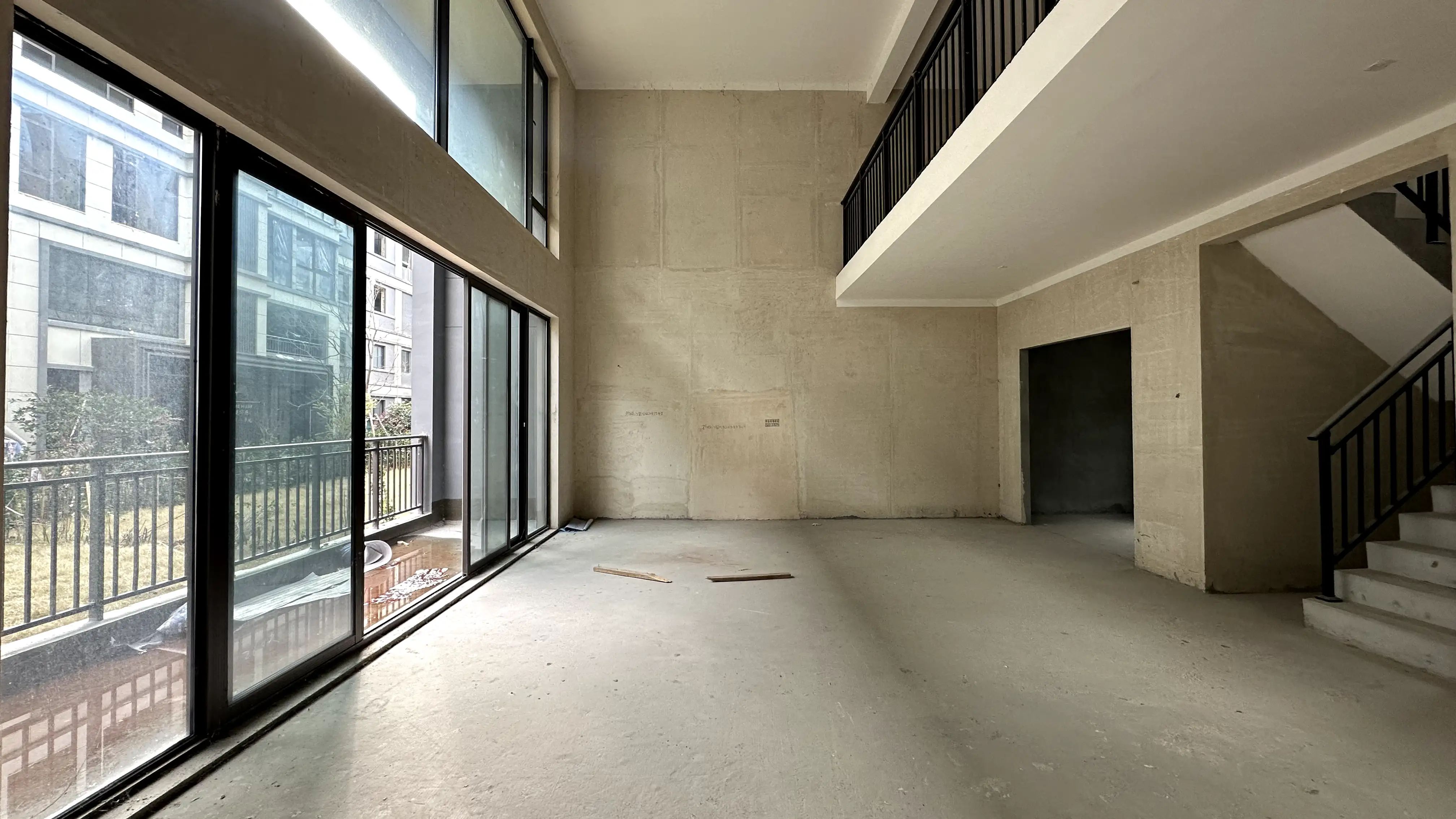 吾‮下悦‬叠，‮车带‬位，实际得房率500多平，上下4层，带院子100＋