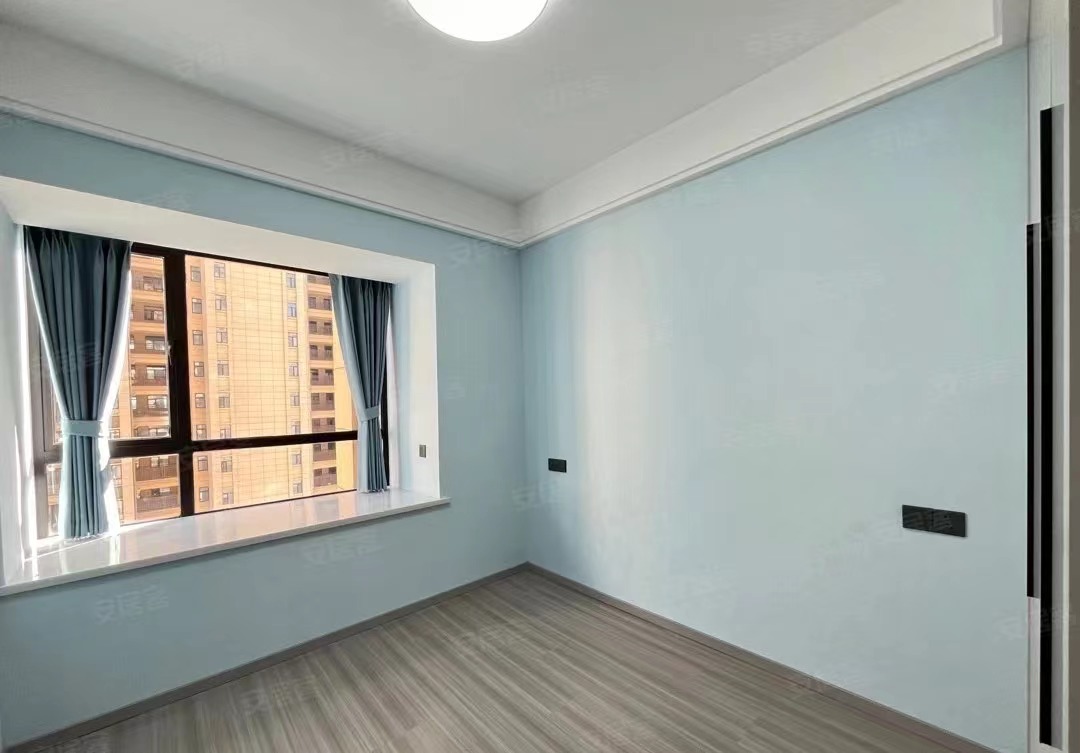 52，亏本急售，城南，全新精装三房，包车位包过户，中间楼层，三开间朝南