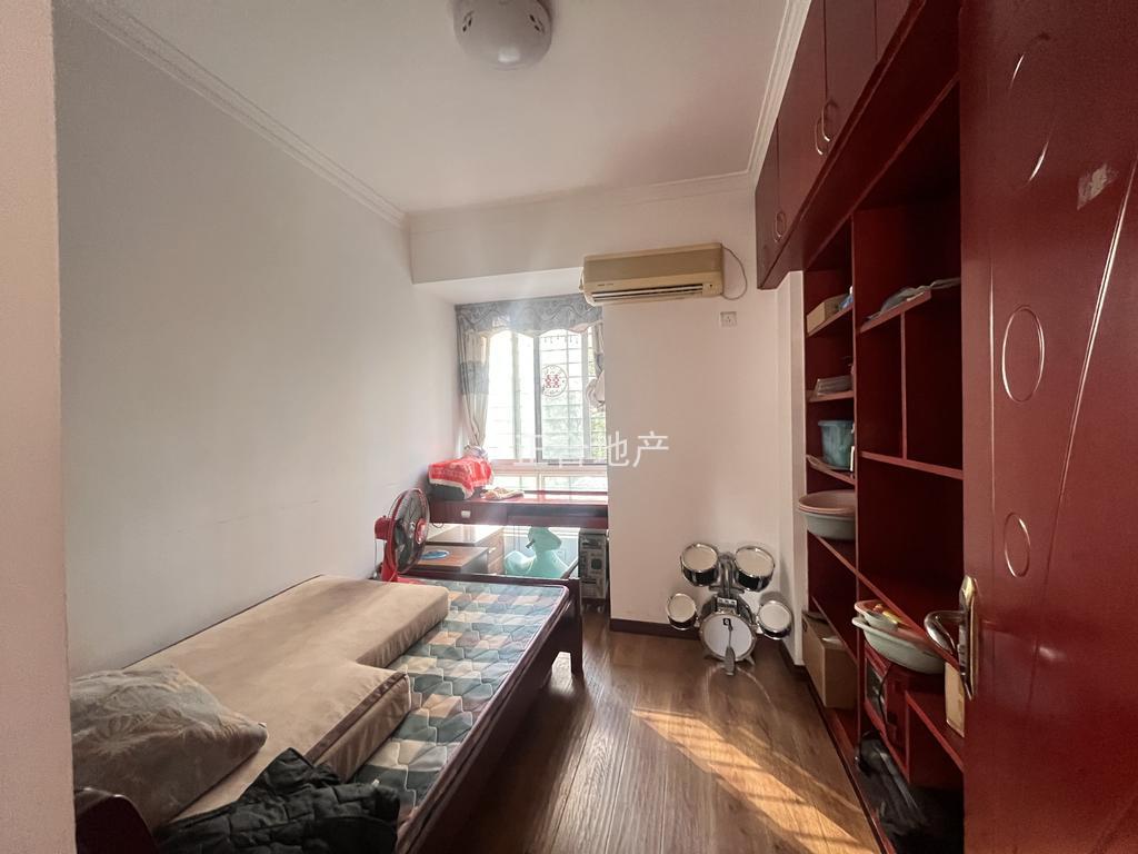 降价了，业主亏本急甩，一中对面，电梯精装三房两卫，带超大露台，快来捡漏，证满二