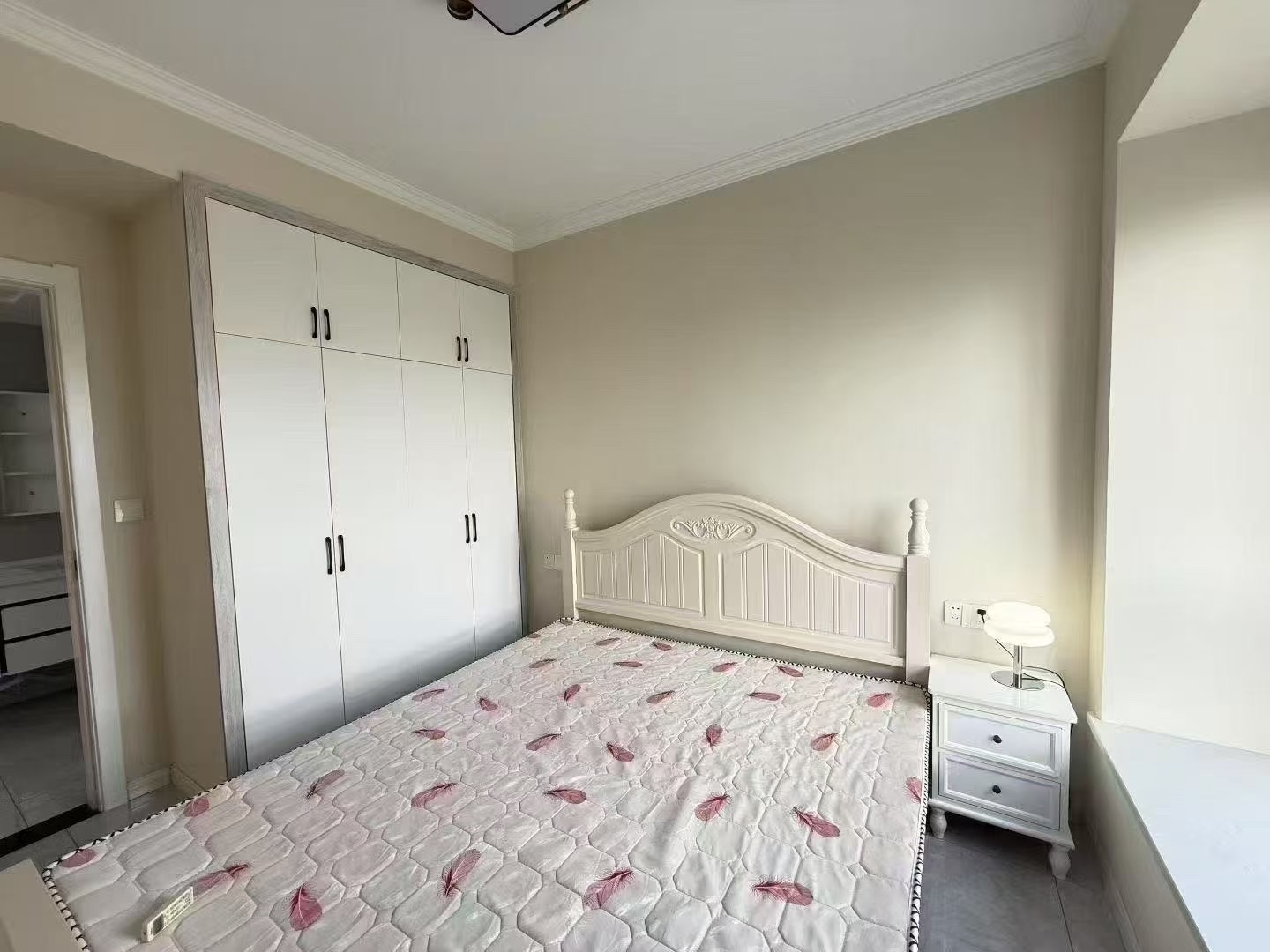 一中对面，电梯好楼层，精装2房2厅1卫，证满二，装修新，看中可以谈