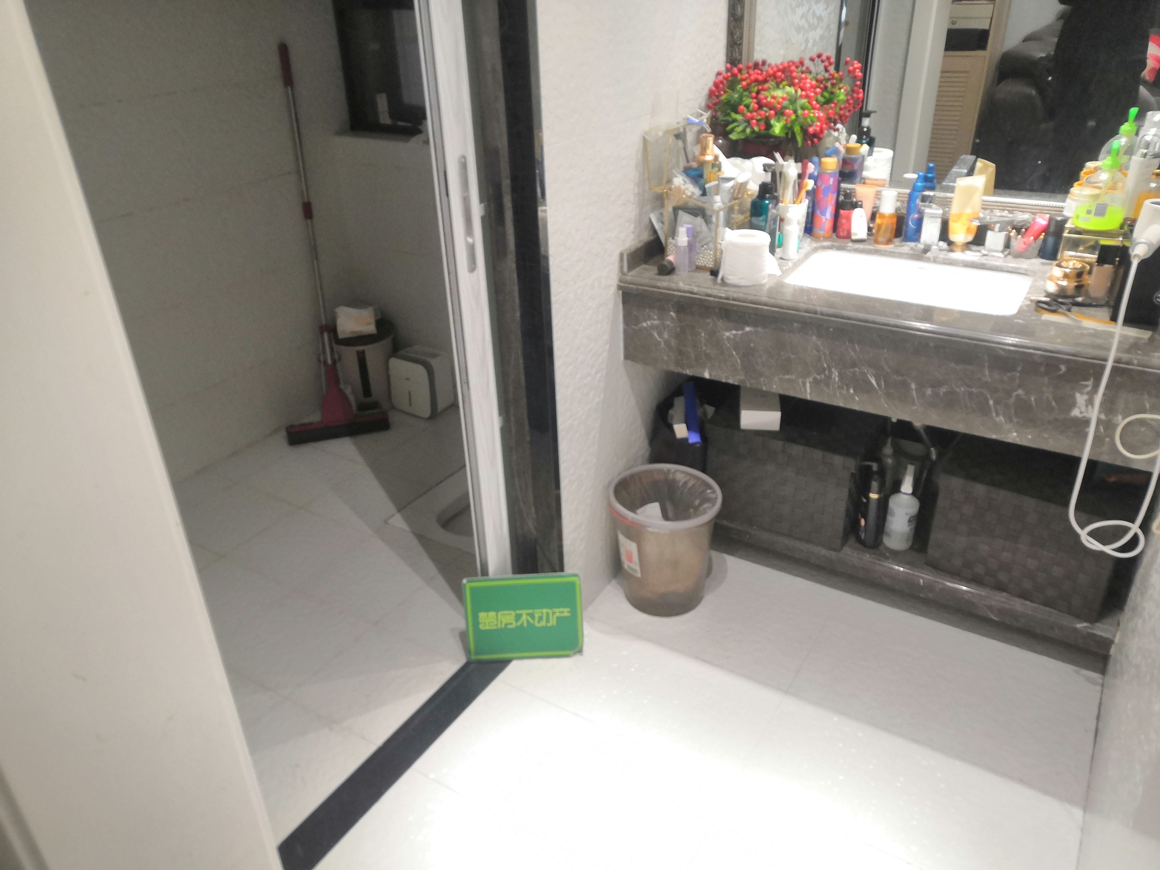 御台公馆送150平米大露台精装四房九成新价格可谈对面可以上学