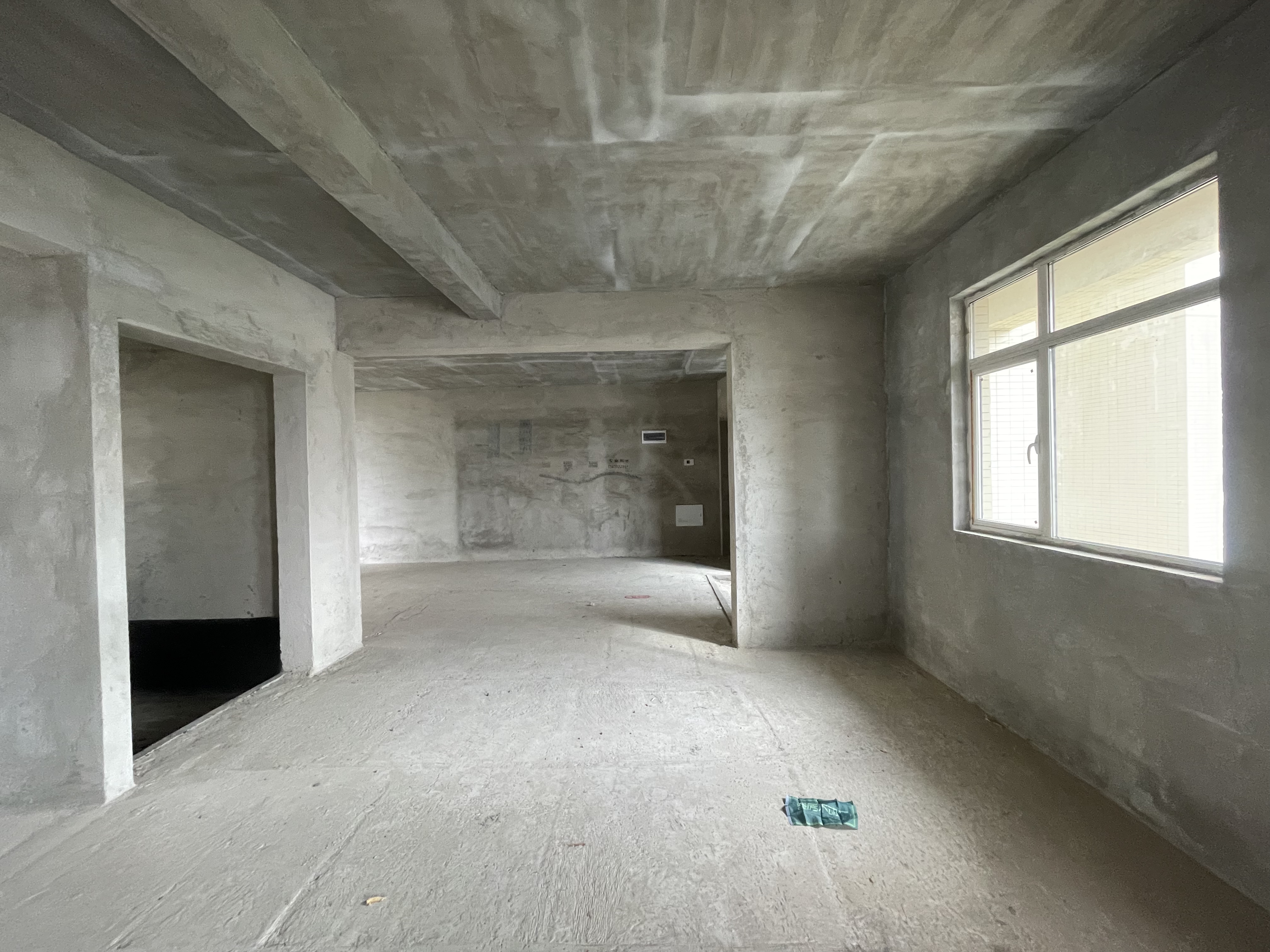 领秀城  .毛坯大三房边户 . 南北双阳台 .小区环境好.绿植环绕 带车位出售