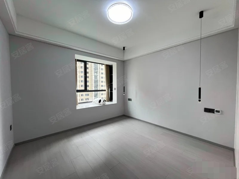 城南，吾悦广场旁，金台花园，电梯10楼，全新精装三房两卫