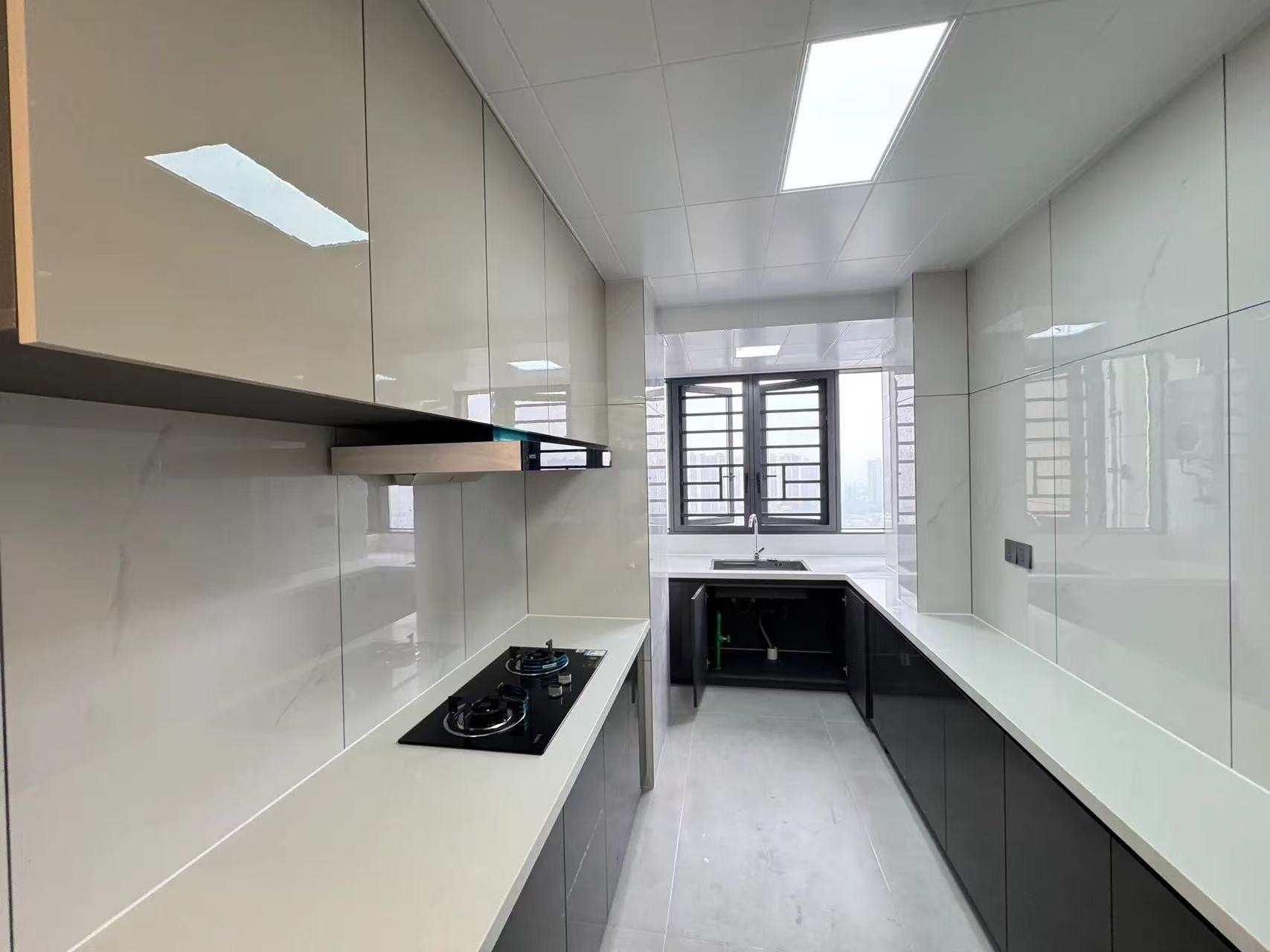 城南，御湖世家，精装三房两卫，全新装修，证满二，好楼层27楼，送一个地下车位