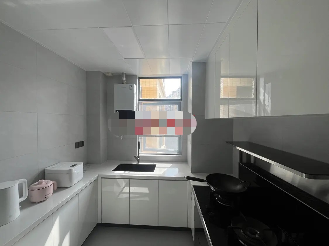 城南，新城壹号四期，湖景房，房东自装9.9成新，精装3房1卫，证满两年，好楼层，