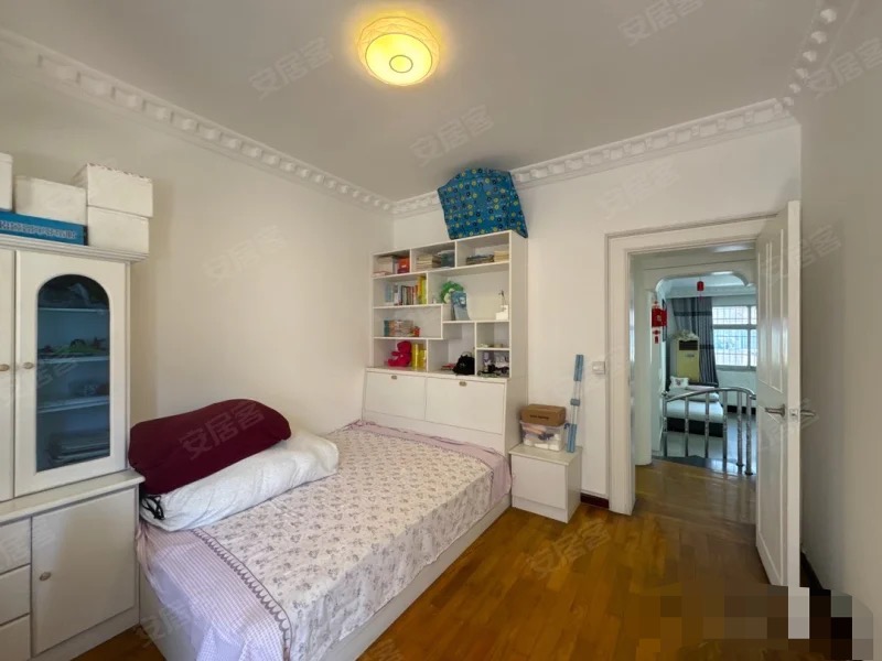 诚心出售，复州花园小区，实验二小旁，南北通透、精装大三房，交通便利