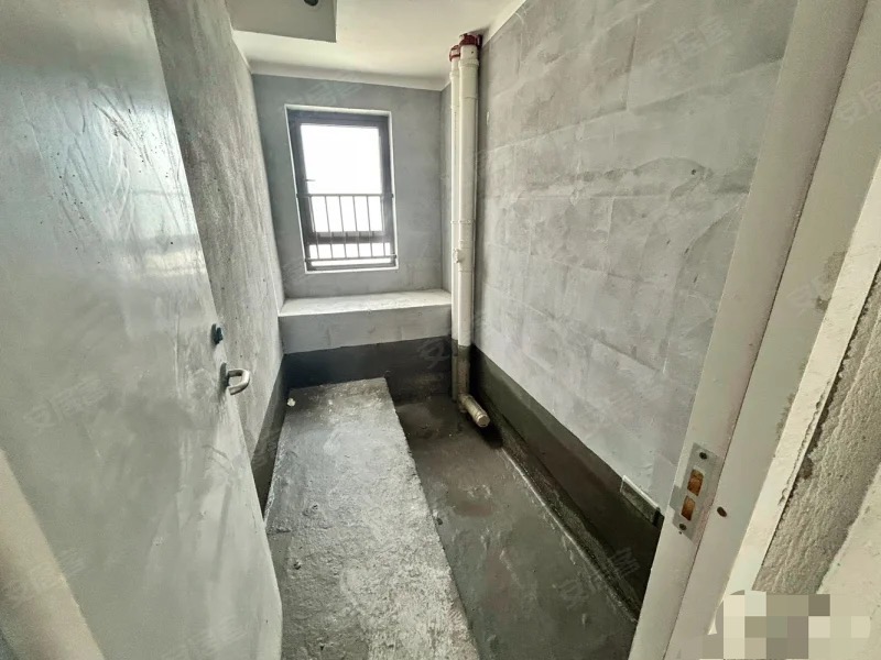 急卖，城南，吾悦广场，现房，毛坯三房两卫，好楼层14楼，房东包满二，单价6000