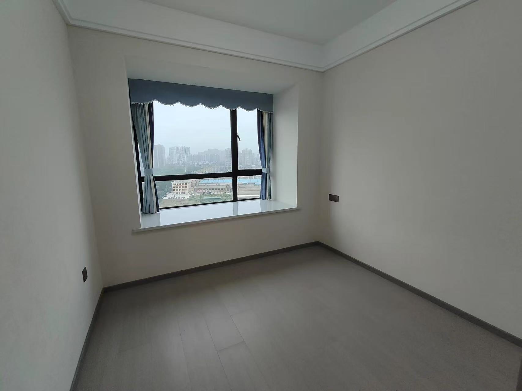 降‬价了，城南御湖世家，带‬车位，‮精装新全‬三‮两房‬卫，一‬口价71万