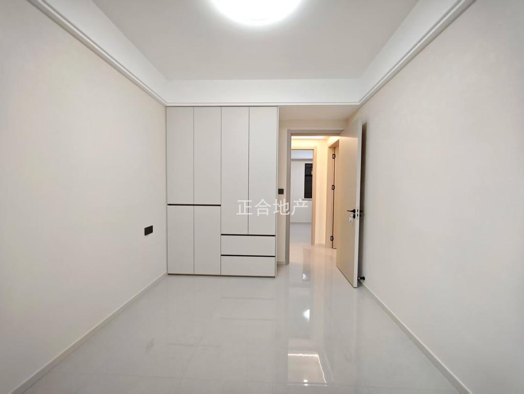 城南，御湖世家，全新精装三房二厅，证满两年，手付无要求，好楼层