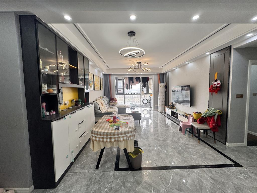 吾悦广场旁边，元泰C区，精装三房，好楼层，证满二，家具家电全送，元泰三中❗️