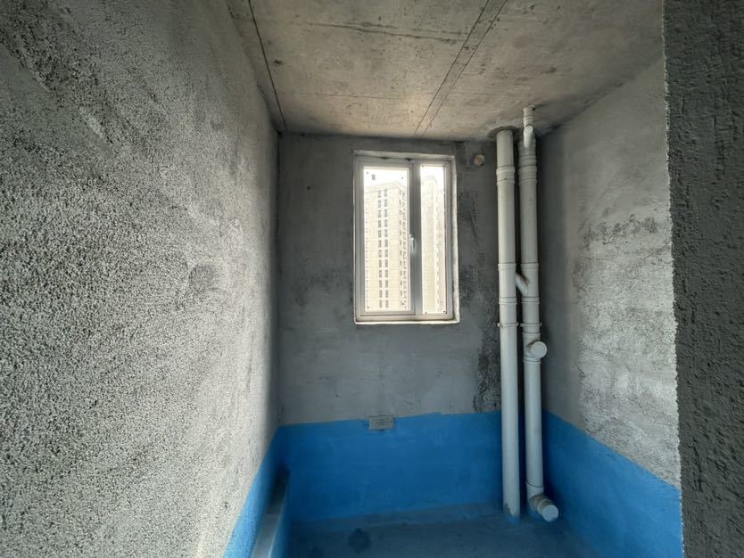 南城新区，沔阳公园旁，蓝天白云毛坯四房，两梯三户，性价比高