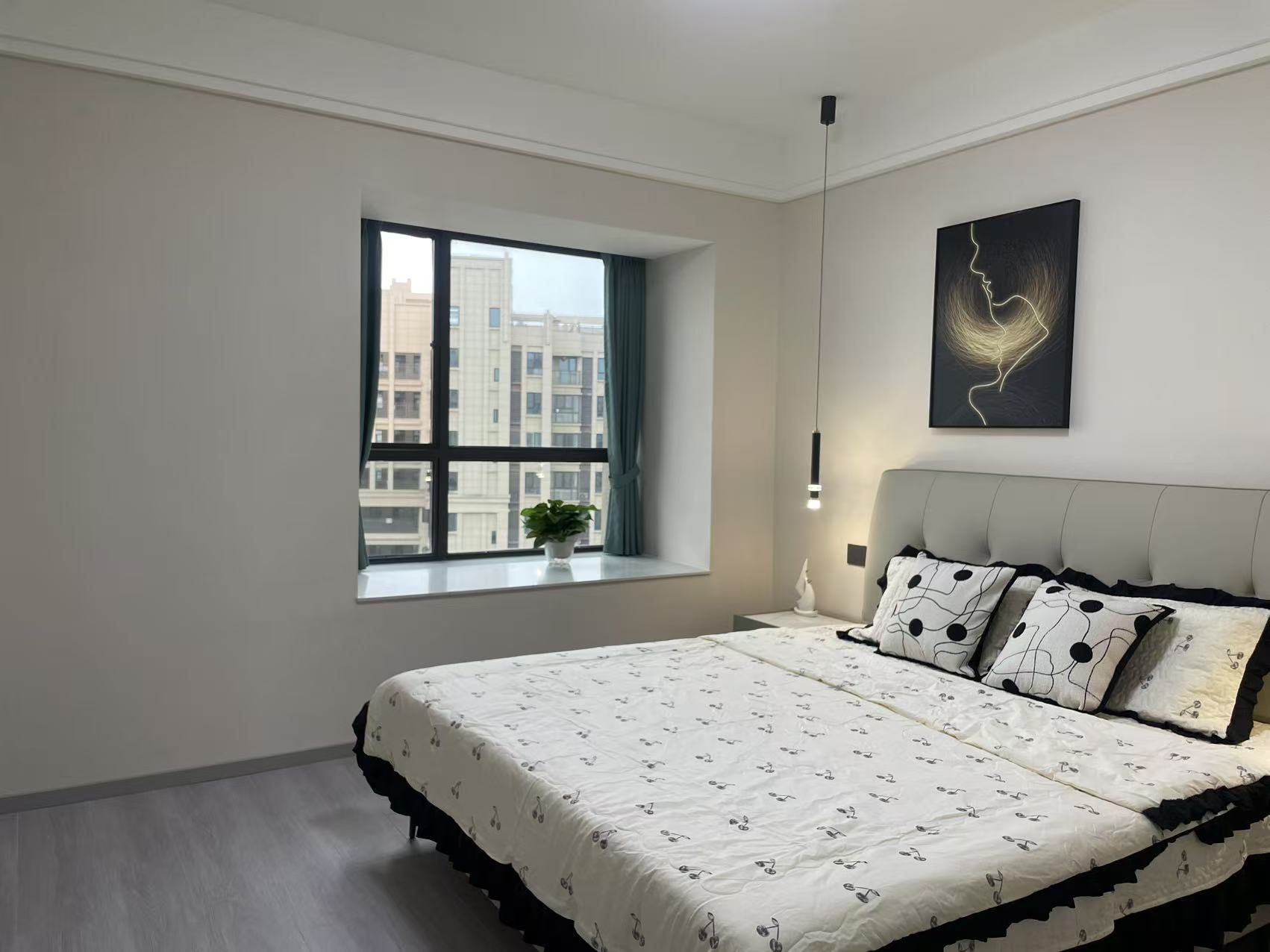 御湖世家3室2厅2卫全新精装修家具家电全配拎包即住！居家的理想选择!