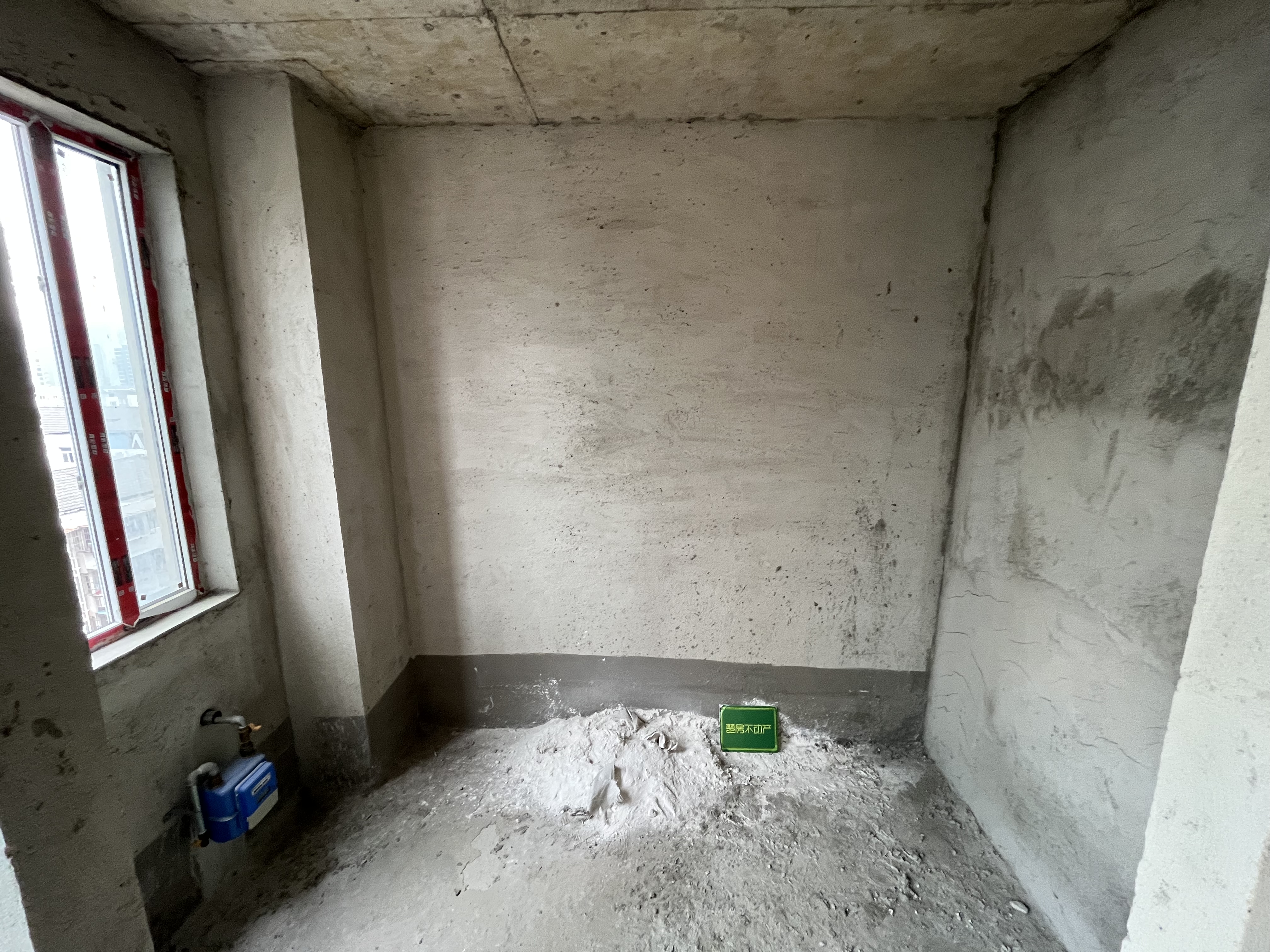 新城花园刘口菜场旁毛坯大三房南北通透中间楼层