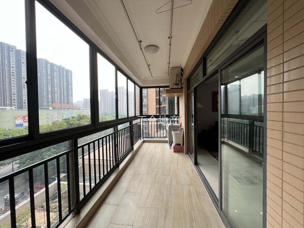 城南，忆美国际公馆，精装大四房，电梯5楼，装修成色新，单价4字出头，证满二