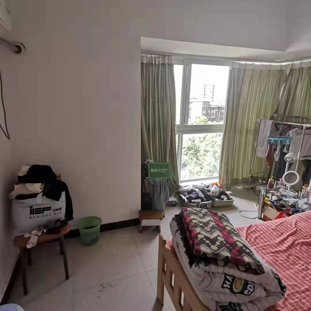 圣淘沙国际花园三房两厅两卫小区环境优美证满二诚意出售！