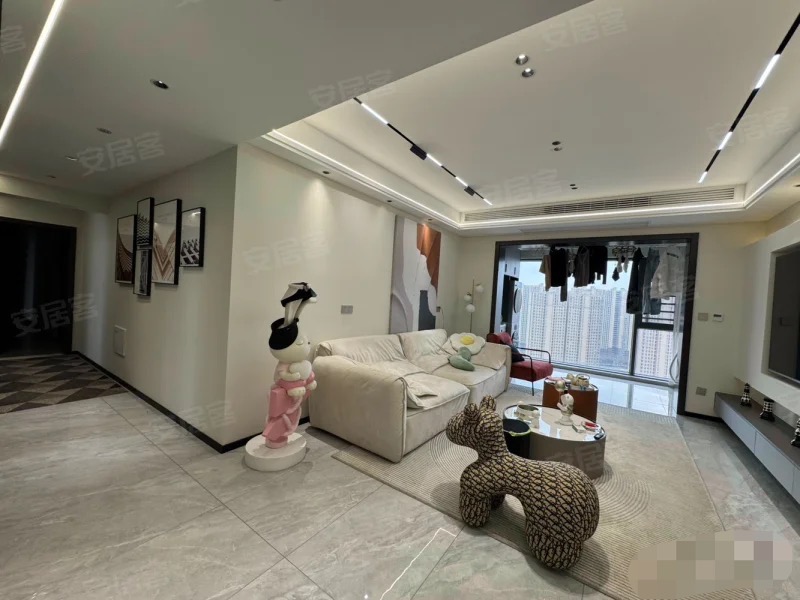 仙桃三中附近，精装大四房两卫，好楼层，全屋品牌家具家电，证满二，拎包入住