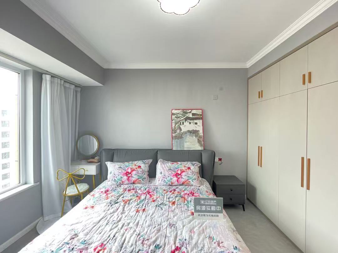 房东亏本出售，满庭春，精装三房，基本未住，一口价45万，证满二