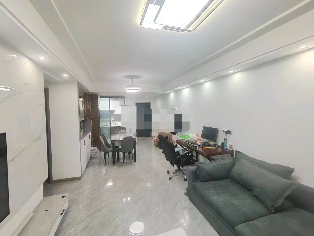 296，房东诚心出售，御湖世家，精装大三房，单价5字开头，装修成色新，中间好楼层