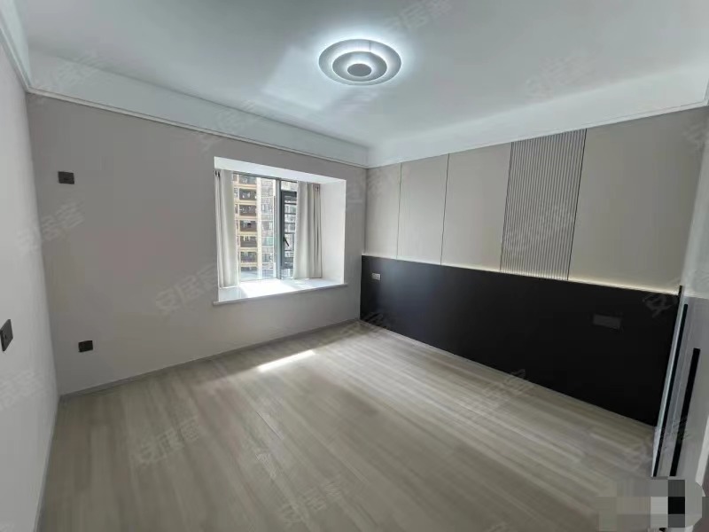 ​城南，御湖世家，电梯15楼，证满二​，全新精装三房，边户，送车位，好楼层